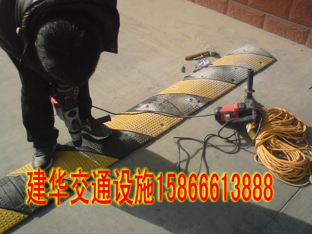 淄博道路減速帶/淄博線槽減速帶批發(fā)銷售