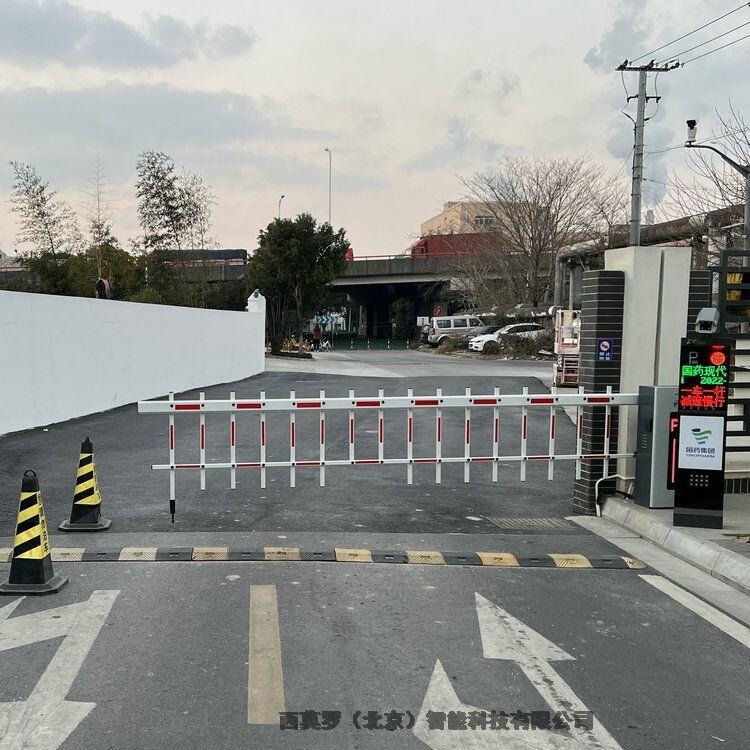 工業(yè)園車輛出入口廣告道閘車牌識別一體機