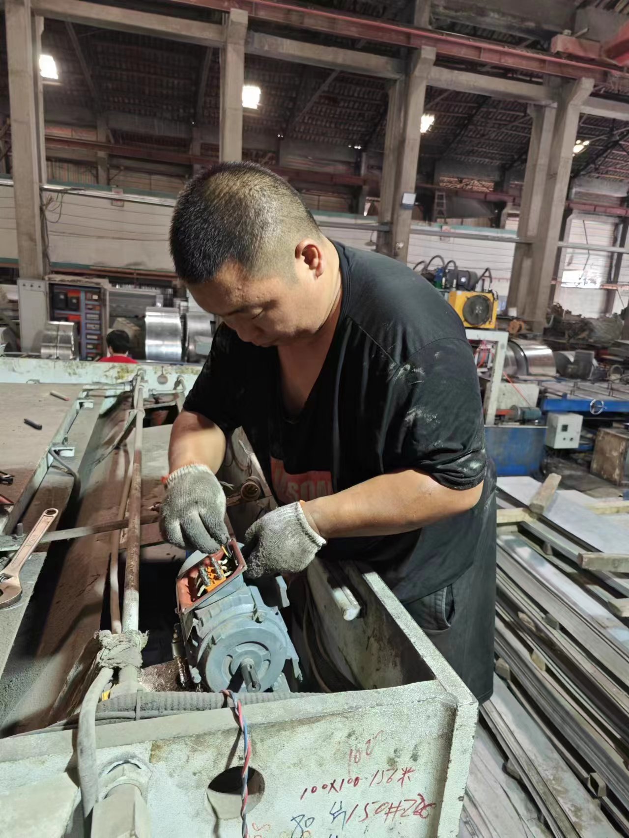 武漢及周邊專業(yè)維修剪折機(jī)、打包機(jī)、油壓機(jī)、貨梯、油缸、成型機(jī)液壓系統(tǒng)等各種液壓機(jī)電設(shè)備