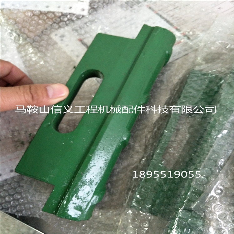 沖擊式制砂機配件拋料頭導(dǎo)流板耐磨件制砂機配件