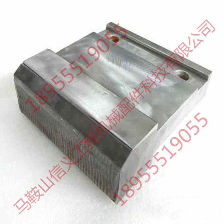 信義工程機(jī)械制砂機(jī)高鉻鐵沖擊塊可定制多種型號(hào)破碎耐磨件