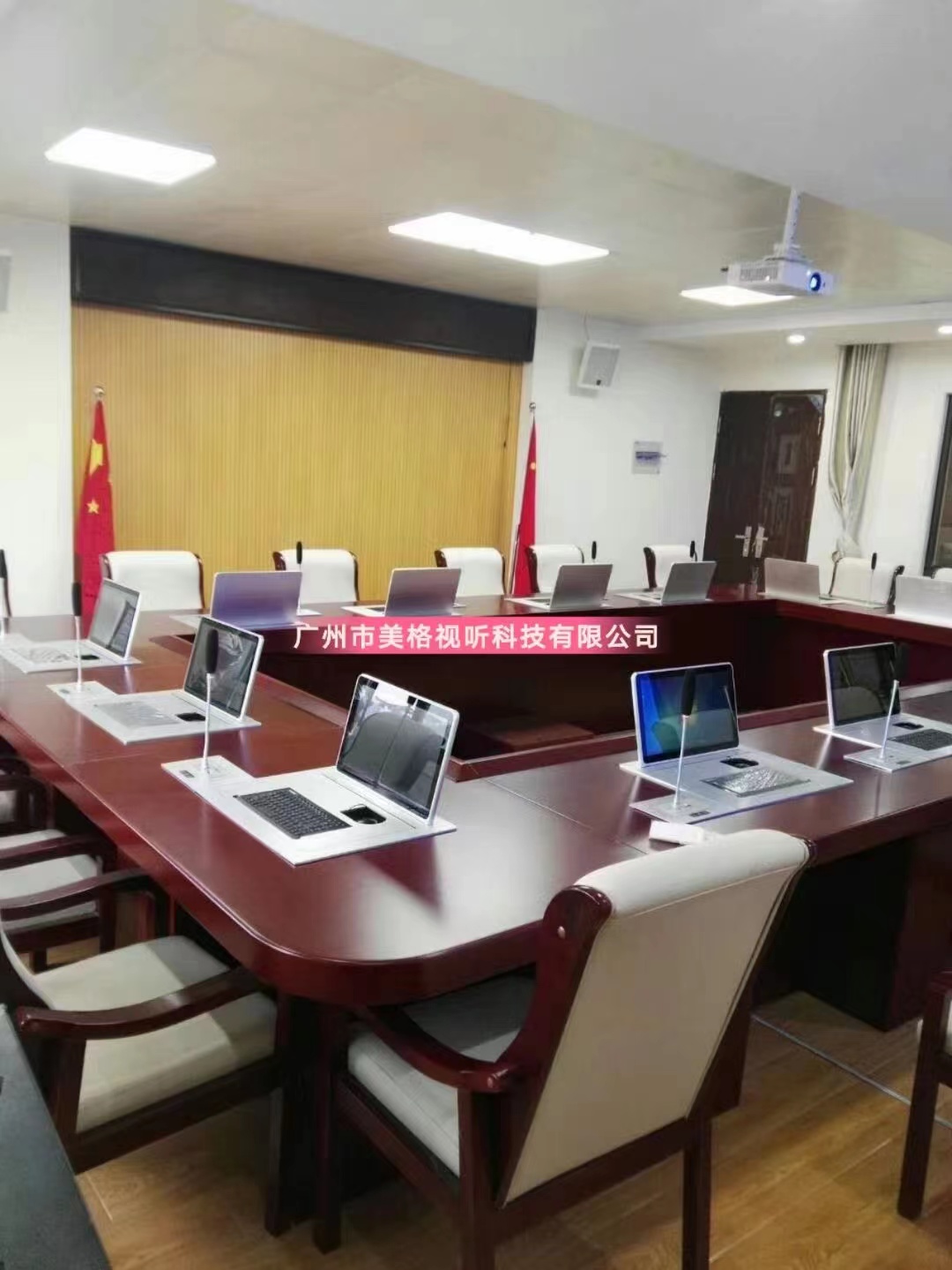 無紙化會(huì)議系統(tǒng)智能化會(huì)議設(shè)備液晶屏翻轉(zhuǎn)電腦一體機(jī)
